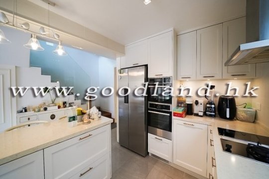 【西貢開揚景觀村屋出售】屋苑泳池・品味裝修・低密度清幽